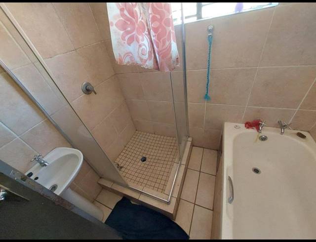 6 BEDROOM HOUSE FOR SALE IN PHILIP NEL PARK